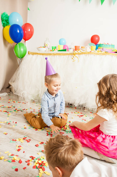 Celebrating birthday party with confetti - Foto, immagini