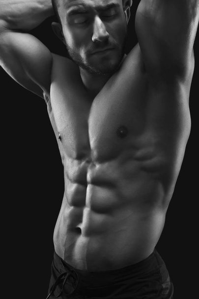 Vahva urheilullinen mies näyttää alasti lihaksikas elin
 - Valokuva, kuva