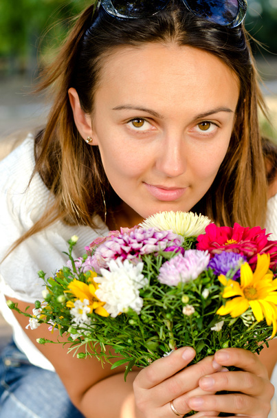 Hermosa mujer con flores de colores
 - Foto, Imagen