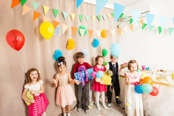 happy kids came to the birthday party - Фото, изображение
