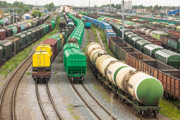 Sortowania dworzec towarowy w wagonach miasta dla pociągów z różnych ładunków - Zdjęcie, obraz
