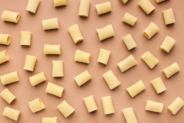 Pattern made of pasta on pink background - Foto, Bild