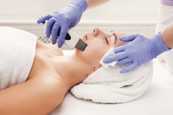 Mulher recebendo tratamento facial no salão de beleza
 - Foto, Imagem