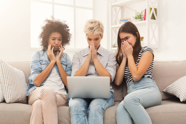 Tres mujeres tristes usando el ordenador portátil en casa
 - Foto, imagen