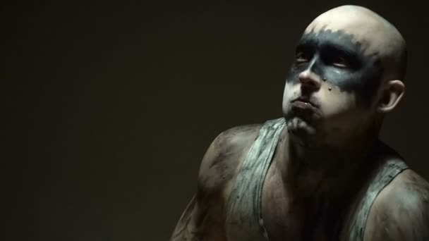 Mann mit Glatze erbricht schwarzen Dreck - Filmmaterial, Video