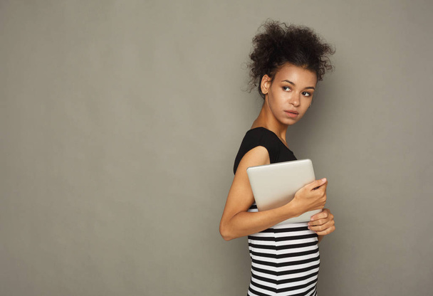 Young serious girl holding digital tablet - Фото, зображення
