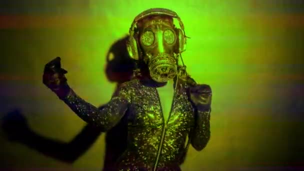 σέξι γυναίκα με όμορφο σώμα Χορεύοντας με μια μάσκα αερίων που καλύπτει το πρόσωπό της - Πλάνα, βίντεο