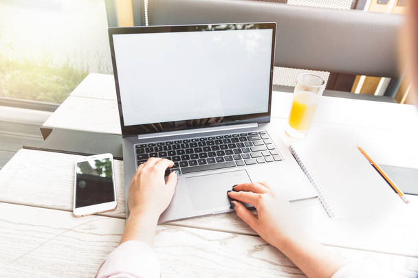 Бизнес, образование, люди и технология - крупный план женских рук, работающих на ноутбуке, смартфоне и апельсиновом соке на столе
 - Фото, изображение