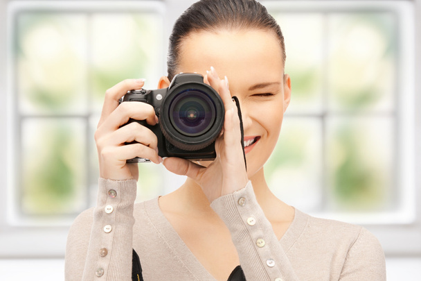 Teenage girl with digital camera - Zdjęcie, obraz