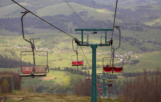 行に多くの空のスキー場のリフトの椅子は、夏のクローズ アップ - 写真・画像