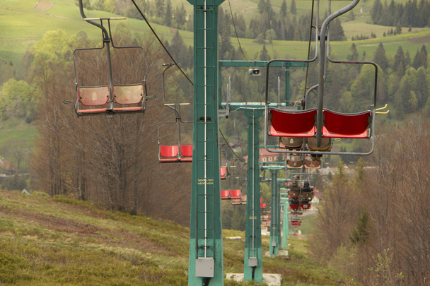 Im Sommer viele leere Skiliftsessel hintereinander - Foto, Bild