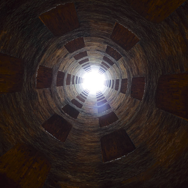 St. Patrick's well, Orvieto, Włochy. Zabytkową studnią. Świetne prace inżynieryjne, zbudowany w roku 1547. Głębokość: 54 m, Szerokość 13 metrów... cechy są schody spiralne - Zdjęcie, obraz