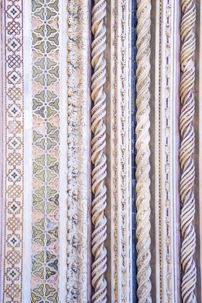 Деталь фасада собора Орвието, Умбрия, Италия. Спиральные мраморные колонны, украшенные мозаикой
 - Фото, изображение