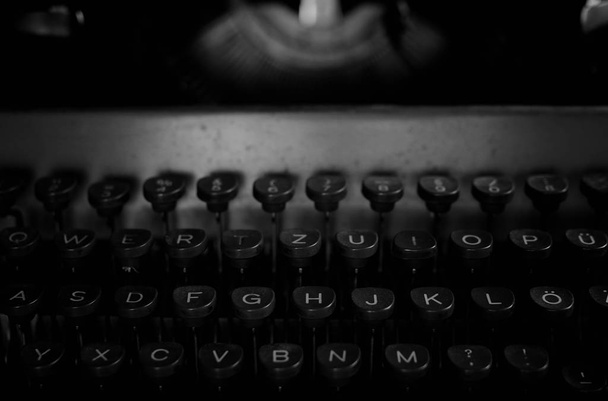 черно-белая ретро-машинка
 - Фото, изображение