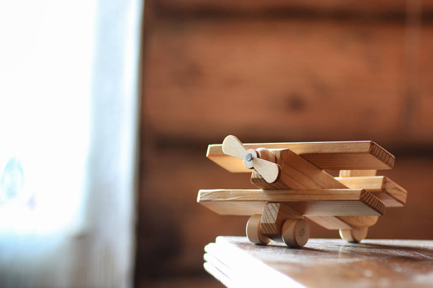 avião de brinquedo de madeira na mesa
 - Foto, Imagem