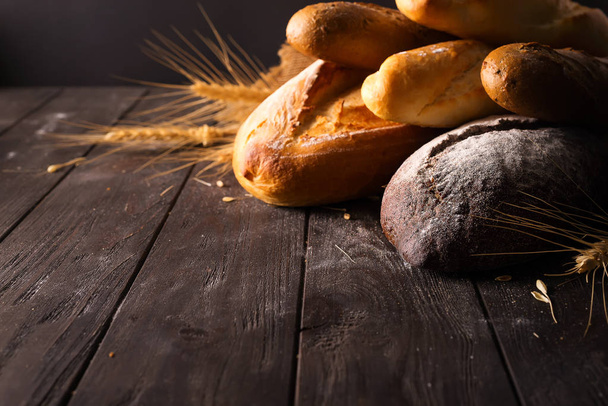 焼きたてパン ベーカリー パン食べて品揃え栄養有機製造装置生産エネルギー活力の概念をダイエット食品の種類の完全なテーブル. - 写真・画像