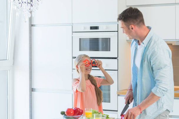 Genç baba ve küçük bir kız mutfakta yemek - Fotoğraf, Görsel