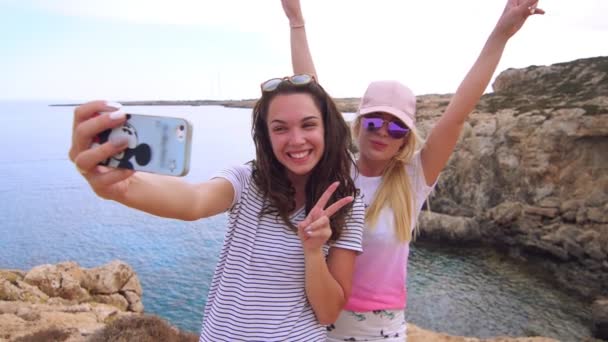 Beautiful girls taking selfie photo on mobile phone at sea beach. Woman selfie - Footage, Video