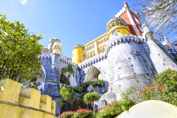 el colorido palacio de Pena, y sus jardines en Sintra, Lisboa en un día soleado
 - Foto, imagen