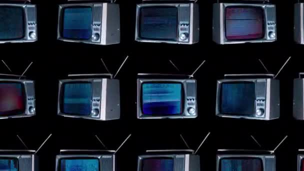 knipsel retro televisies draaien in de ruimte met vervorming op schermen - Video