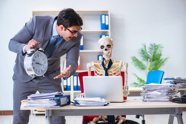 Boze baas schreeuwt tegen zijn skelet werknemer - Foto, afbeelding