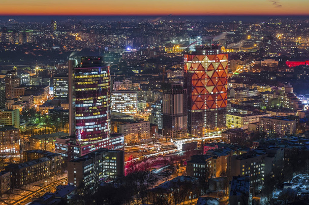 Vista noturna da cidade de Kiev, panorama do bulding moderno Kiev, Ucrânia
 - Foto, Imagem