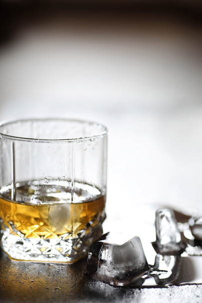 Darab jég egy fa és egy pohár whiskey - Fotó, kép