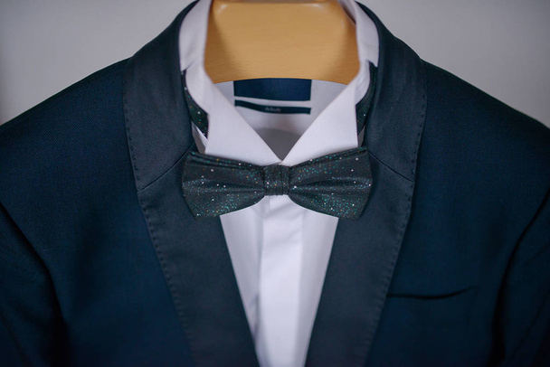 eleganter marineblauer Anzug mit weißem Hemd und Fliege, männliche Accessoires für formelle Kleidung, Mode- und Schönheitskonzept, stilvoller Bräutigam, eleganter Geschäftsmann oder schickes Outfit für ein Vorstellungsgespräch - Foto, Bild