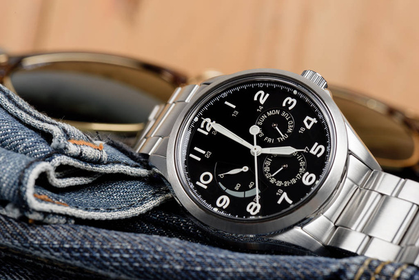Zbliżenie wojskowy lub pole stylu zegarek, luksusowy automatyczny zegarek dla mężczyzn - Zdjęcie, obraz