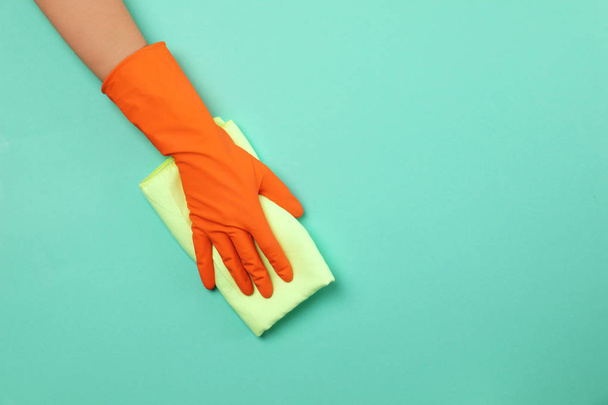 Woman holding rag on color background. Cleaning service - Foto, Imagen