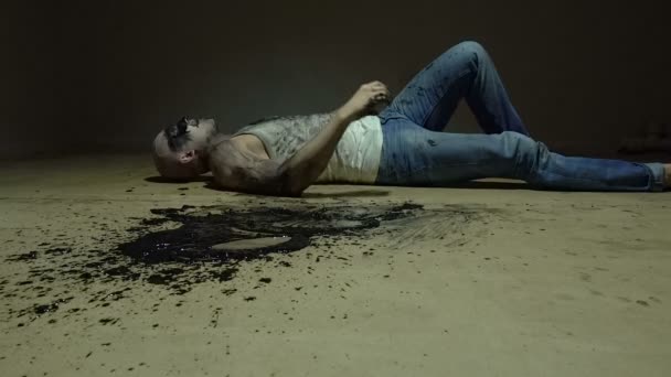Liegender Mann erbricht schwarzen Goo - Filmmaterial, Video