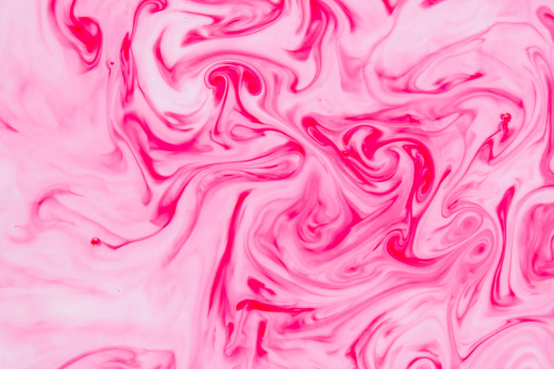 Αφηρημένη ροζ φόντο σε υγρό, υφή με χρώματα, λευκό ροζ μοτίβο για το σχεδιαστή, αφηρημένη φαντασία των τροφίμων βαφές για το γάλα, κενό για το σχεδιαστή, τέχνη - Φωτογραφία, εικόνα