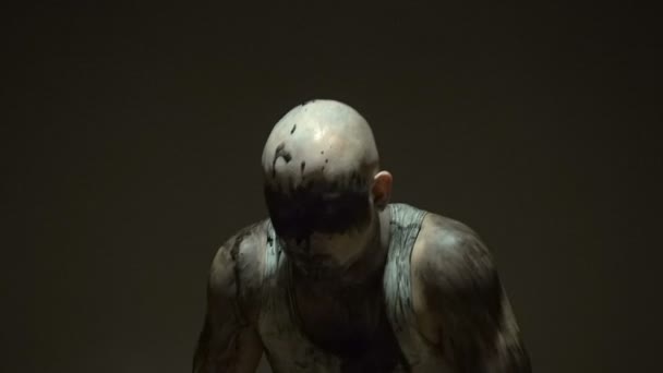 Aufnahmen eines glatzköpfigen Wahnsinnigen auf schwarzem Hintergrund - Filmmaterial, Video