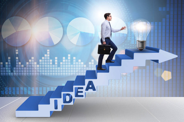 Concepto de idea con hombre de negocios subiendo escaleras - Foto, Imagen