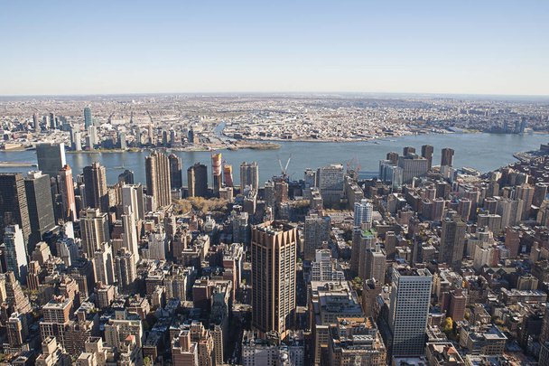 Підвищені подання від хмарочоса Емпайр Стейт Білдінг по відношенню до Манхеттена, Іст-Рівер стороні, з знакових хмарочоси і щільні містобудування, в Нью-Йорку, США - Фото, зображення