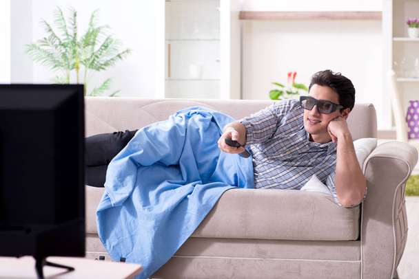 Hombre viendo 3d tv en casa - Foto, imagen