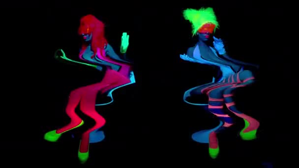 Βίντεο με γυναίκες χορεύτριες να χορεύουν σε κλαμπ. Κατάλληλο για οθόνες βίντεο κινητής τηλεφωνίας - Πλάνα, βίντεο