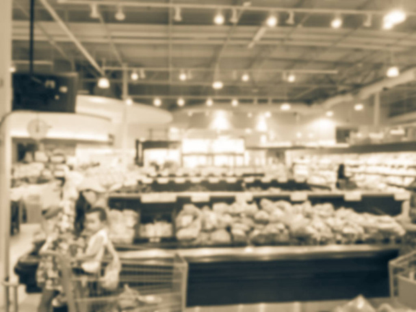Compras desfocadas de vegetais frescos, frutas no supermercado no Texas, EUA. Variedade de produtos orgânicos e cultivados localmente em exposição. Alimentos saudáveis fundo abstrato no supermercado
 - Foto, Imagem
