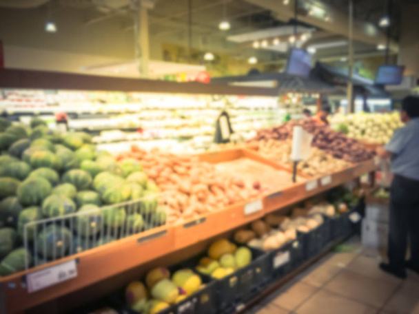 Rozmazané zákazníků nakupovat čerstvou zeleninu, ovoce v obchodu s potravinami v Texasu, Usa. Nejrůznějších organických a místně pěstované vytváří na displeji. Abstraktní pozadí zdravých potravin v supermarketu - Fotografie, Obrázek