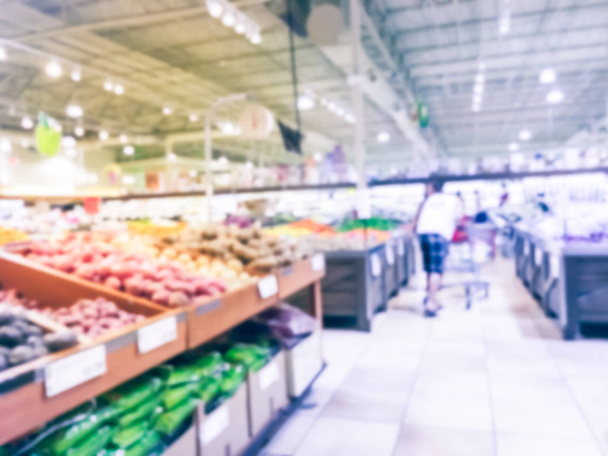 Compras borrosas de verduras frescas, frutas en la tienda de comestibles en Texas, Estados Unidos. Variedad de productos orgánicos y cultivados localmente en exhibición. Alimentación saludable fondo abstracto en el supermercado
 - Foto, Imagen