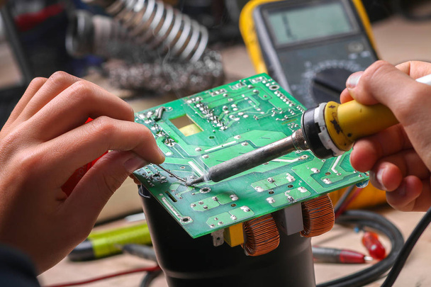 Reparatur von elektronischen Geräten, Zinn-Lötteilen - Foto, Bild