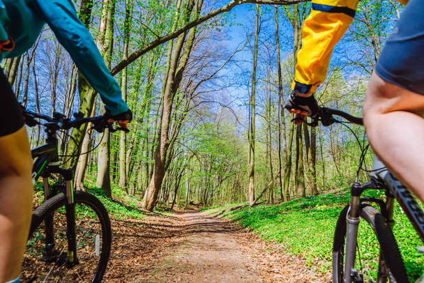 pareja montar en bicicleta en el bosque en el día cálido
 - Foto, Imagen
