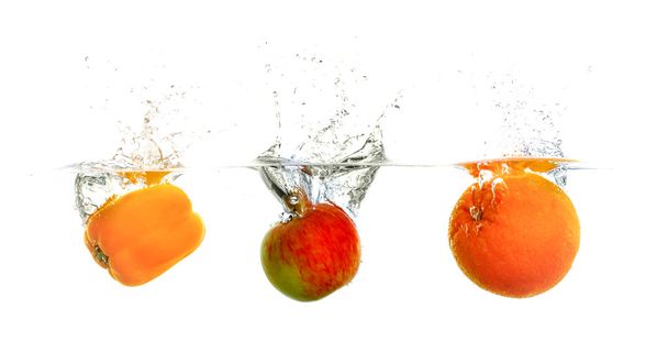 Paprika, Apfel und Orange in Wasser - Foto, Bild