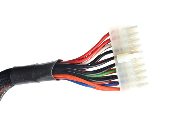 Conector de cable de alimentación Atx de una fuente de alimentación de computadora aislada sobre fondo blanco
 - Foto, imagen