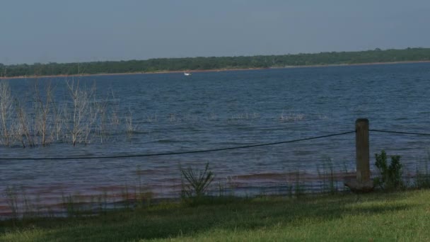 Laaja kuva järvestä, jonka väreet virtaavat kohti rantaa tuulisena päivänä.
 - Materiaali, video