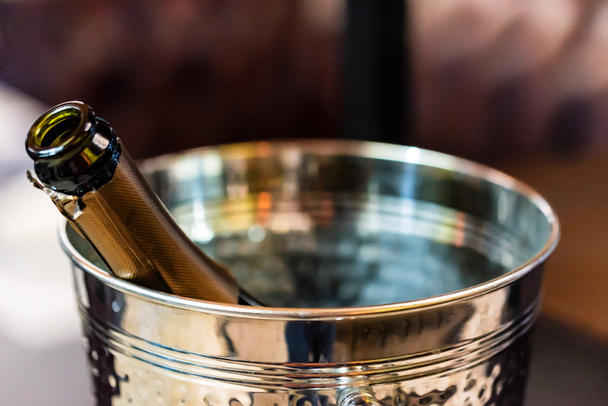 láhev šampaňského v kbelíku - Fotografie, Obrázek
