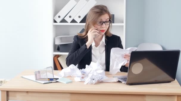 Θυμωμένη γυναίκα στο γραφείο και κραυγές στο τηλέφωνο - Πλάνα, βίντεο