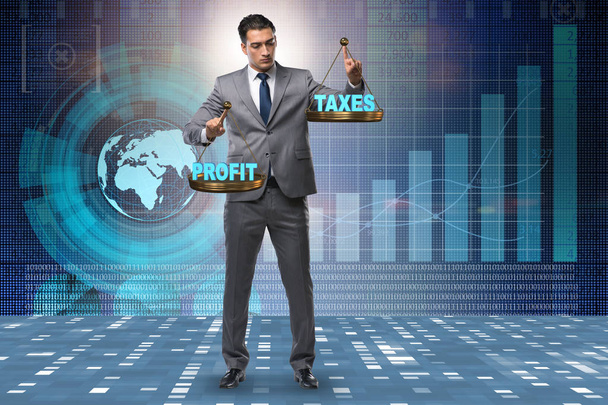 Podnikatel porovnávající zisk a daně - Fotografie, Obrázek