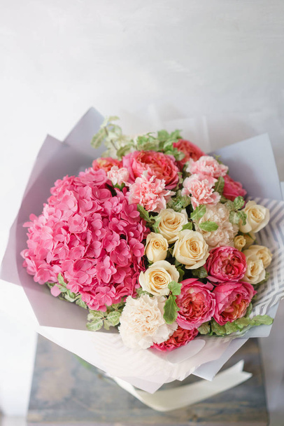 virág elrendezése a Hortenzia. szép nyári csokor. Színe világos rózsaszín. A koncepció egy virágbolt. - Fotó, kép