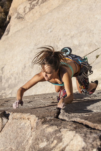 Жіночий альпініст захоплює скелю
. - Фото, зображення